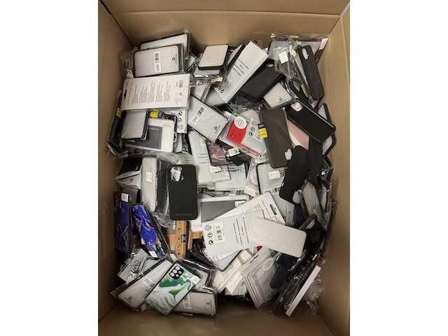 Partij 400+ smartphone hoesjes & screenprotectors – diverse modellen - afbeelding 1 van  5