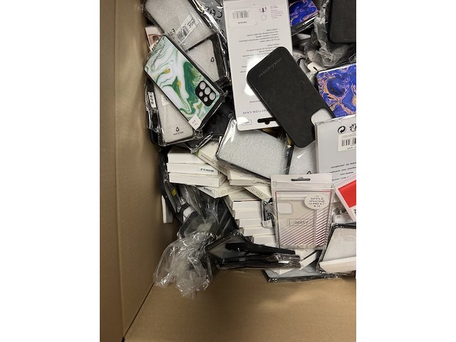 Partij 400+ smartphone hoesjes & screenprotectors – diverse modellen - afbeelding 2 van  5