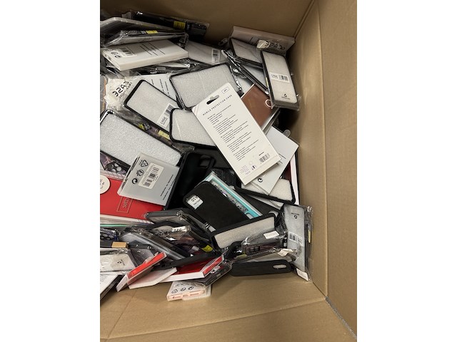 Partij 400+ smartphone hoesjes & screenprotectors – diverse modellen - afbeelding 3 van  5