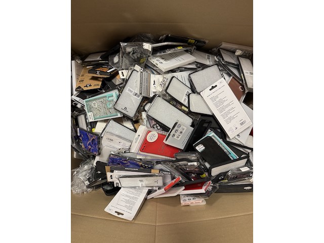 Partij 400+ smartphone hoesjes & screenprotectors – diverse modellen - afbeelding 4 van  5