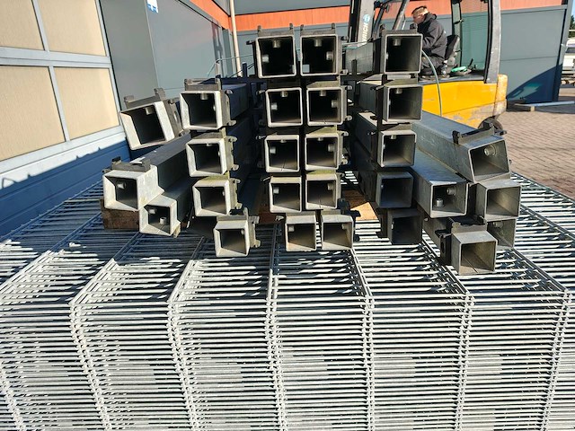 Partij 50x dubbelstaafs hekwerkpanelen gegalvaniseerd 183 hoog 8 / 6 / 8 - met palen 27x - afbeelding 3 van  11