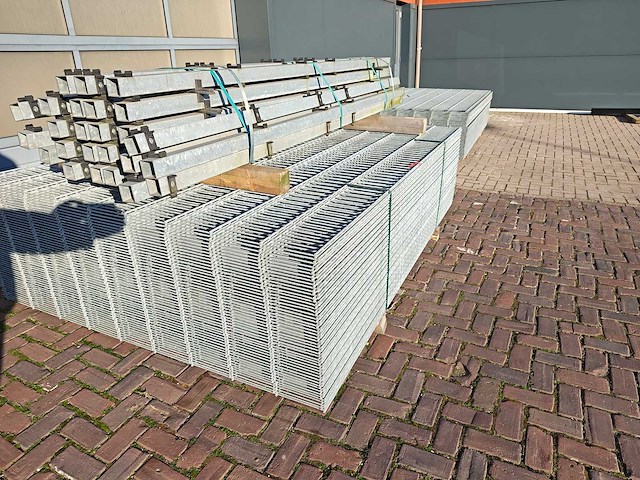 Partij 50x dubbelstaafs hekwerkpanelen gegalvaniseerd 183 hoog 8 / 6 / 8 - met palen 27x - afbeelding 1 van  11
