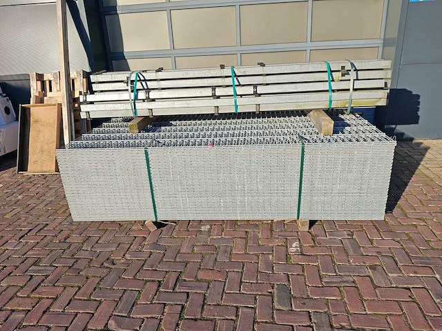 Partij 50x dubbelstaafs hekwerkpanelen gegalvaniseerd 183 hoog 8 / 6 / 8 - met palen 27x - afbeelding 4 van  11