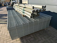 Partij 55x dubbelstaafs hekwerk panelen gegalvaniseerd 6/5/6 - 163 cm hoog, met palen 23x - afbeelding 2 van  7