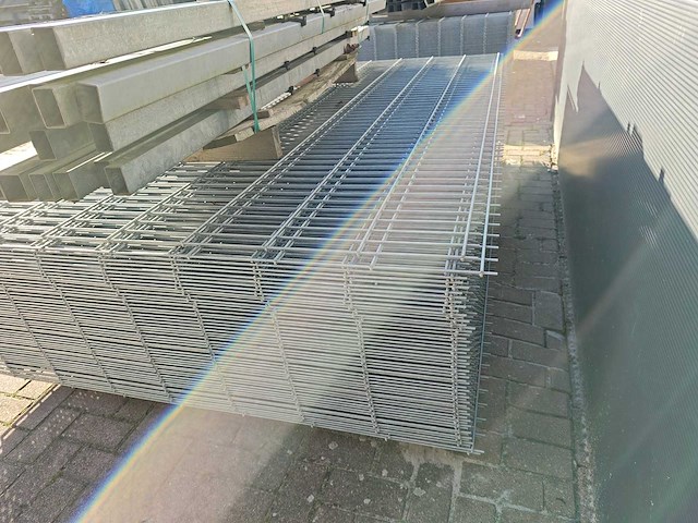 Partij 55x dubbelstaafs hekwerk panelen gegalvaniseerd 6/5/6 - 163 cm hoog, met palen 23x - afbeelding 3 van  7