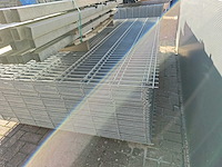 Partij 55x dubbelstaafs hekwerk panelen gegalvaniseerd 6/5/6 - 163 cm hoog, met palen 23x - afbeelding 3 van  7