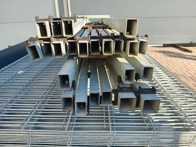 Partij 55x dubbelstaafs hekwerk panelen gegalvaniseerd 6/5/6 - 163 cm hoog, met palen 23x - afbeelding 2 van  10