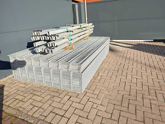 Partij 55x dubbelstaafs hekwerk panelen gegalvaniseerd 6/5/6 - 163 cm hoog, met palen 23x - afbeelding 1 van  10