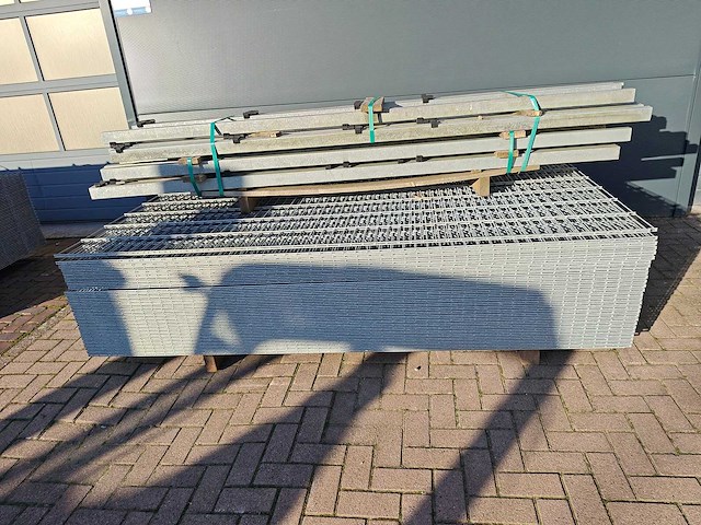 Partij 55x dubbelstaafs hekwerk panelen gegalvaniseerd 6/5/6 - 163 cm hoog, met palen 23x - afbeelding 3 van  10