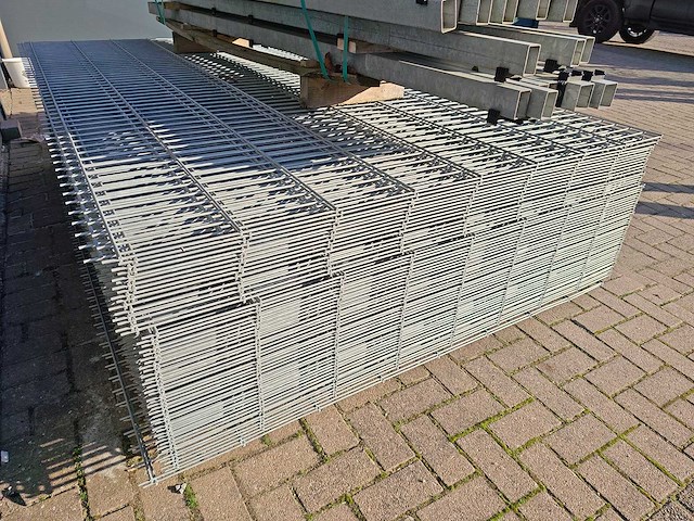 Partij 55x dubbelstaafs hekwerk panelen gegalvaniseerd 6/5/6 - 163 cm hoog, met palen 23x - afbeelding 8 van  10