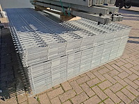 Partij 55x dubbelstaafs hekwerk panelen gegalvaniseerd 6/5/6 - 163 cm hoog, met palen 23x - afbeelding 8 van  10