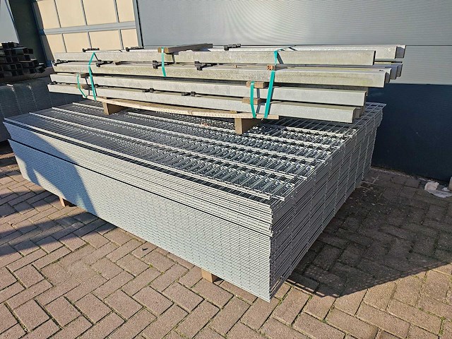 Partij 55x dubbelstaafs hekwerk panelen gegalvaniseerd 6/5/6 - 163 cm hoog, met palen 23x - afbeelding 3 van  10
