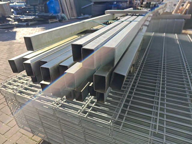 Partij 55x dubbelstaafs hekwerk panelen gegalvaniseerd 6/5/6 - 163 cm hoog, met palen 23x - afbeelding 5 van  10