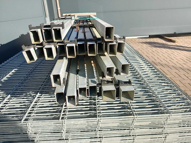 Partij 55x dubbelstaafs hekwerk panelen gegalvaniseerd 6/5/6 - 163 cm hoog, met palen 23x - afbeelding 7 van  10