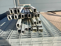 Partij 55x dubbelstaafs hekwerk panelen gegalvaniseerd 6/5/6 - 163 cm hoog, met palen 23x - afbeelding 7 van  10