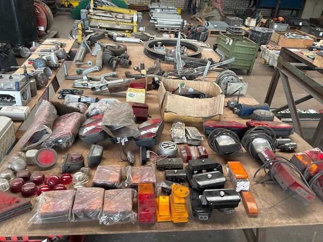 Partij aanhangwagen onderdelen en accessoires - afbeelding 1 van  8