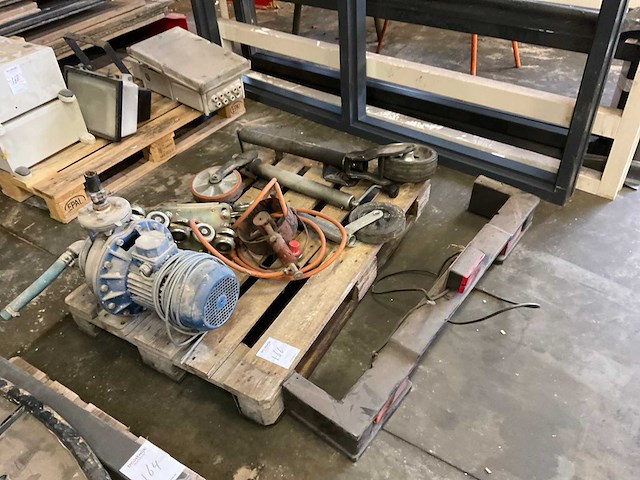 Partij aannemersmateriaal - afbeelding 1 van  6