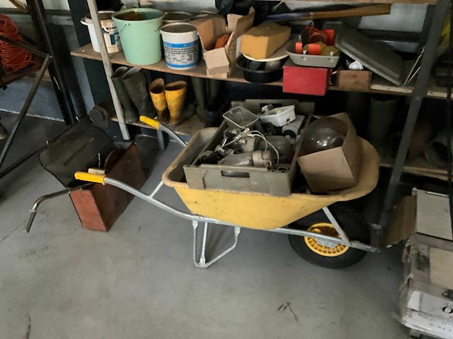 Partij aannemersmateriaal - afbeelding 1 van  4