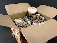 Partij aardewerk voetschalen in doos - afbeelding 1 van  5