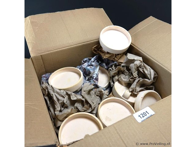 Partij aardewerk voetschalen in doos - afbeelding 2 van  5
