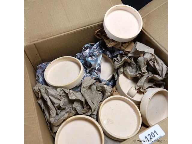 Partij aardewerk voetschalen in doos - afbeelding 3 van  5