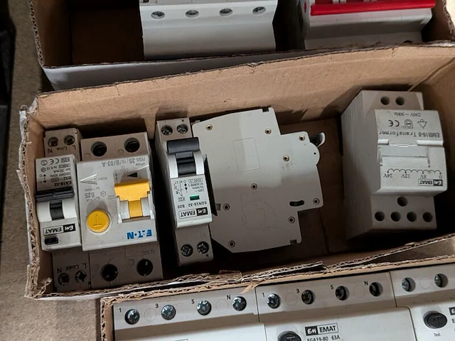 Partij aardlek- en installatieautomaten, emat - afbeelding 4 van  12