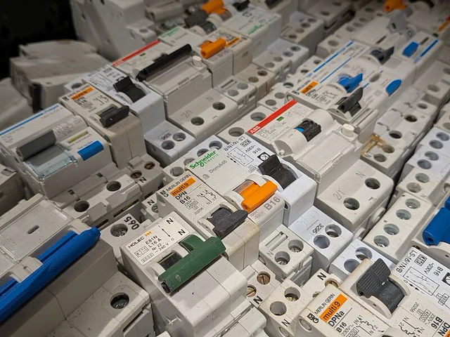 Partij aardlek- en installatieautomaten, emat - afbeelding 12 van  12