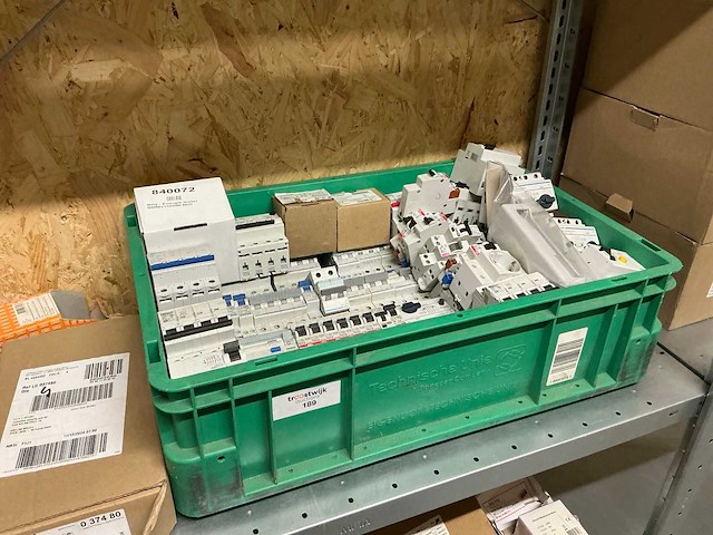 Partij aardlekautomaten en schakelmateriaal - afbeelding 1 van  6