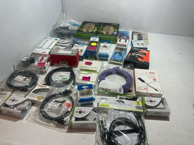 Partij accessoires en kabels black & decker, nedis, scanpart - afbeelding 1 van  7