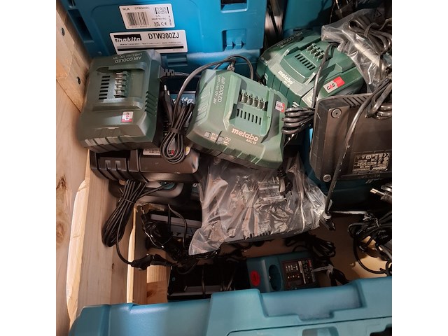 Partij acculader en koffers, o.a makita, metabo - afbeelding 7 van  9