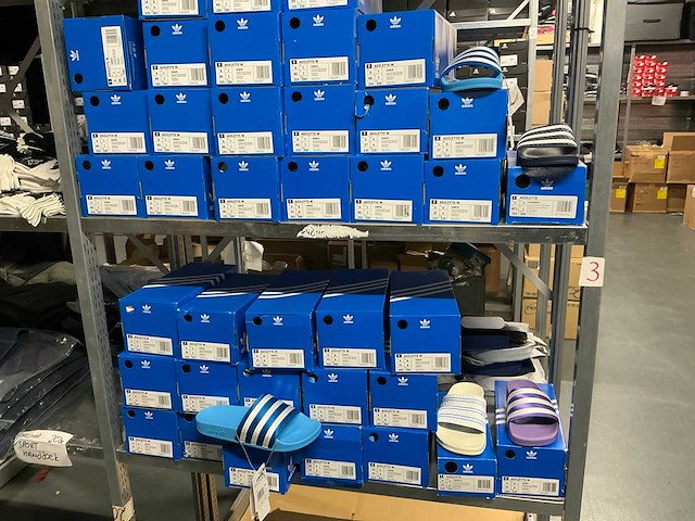 Partij adidas adilette slippers (72x) - afbeelding 1 van  18