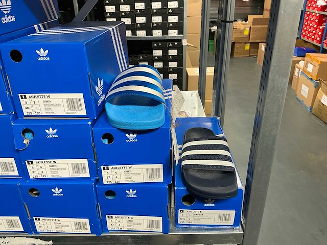 Partij adidas adilette slippers (72x) - afbeelding 16 van  18