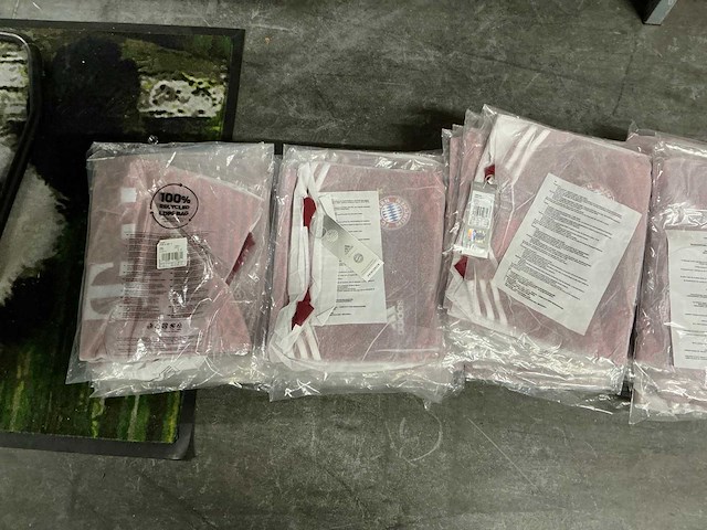 Partij adidas fc bayern munchen wedstrijdshirts (49x) - afbeelding 5 van  7