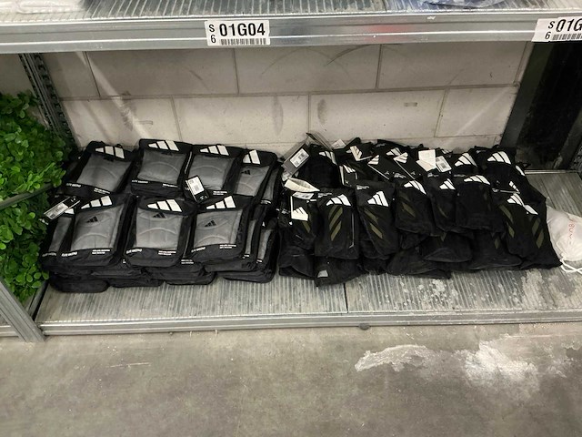 Partij adidas kneepads&tiro shin guards (78x) - afbeelding 1 van  5