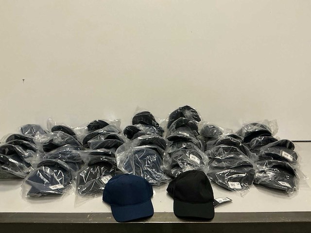 Partij adidas petten (50x) - afbeelding 1 van  7