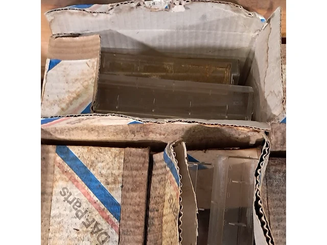 Partij afdekplaten t.b.v. zekeringenkast, o.a daf parts - afbeelding 5 van  7