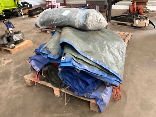 Partij afdekzeil + netten - afbeelding 1 van  5