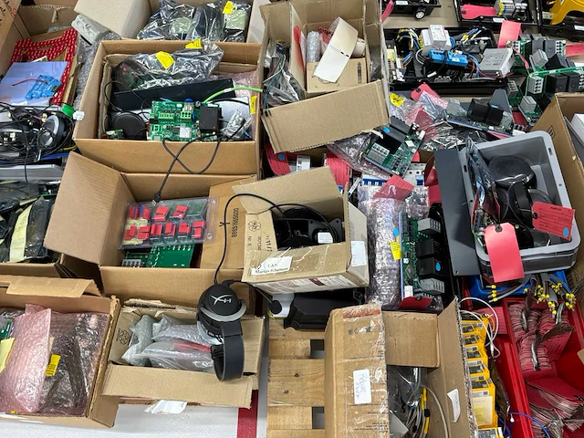 Partij afgekeurde laadpaalonderdelen en elektronische componenten - afbeelding 1 van  3