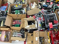 Partij afgekeurde laadpaalonderdelen en elektronische componenten