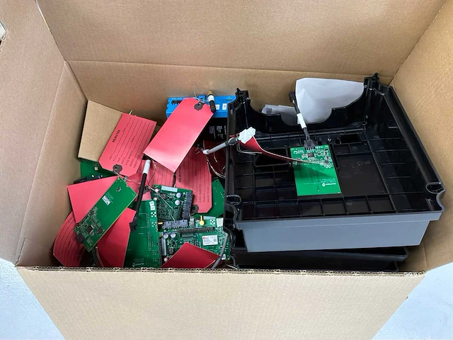 Partij afgekeurde laadpaalonderdelen en elektronische componenten - afbeelding 2 van  3