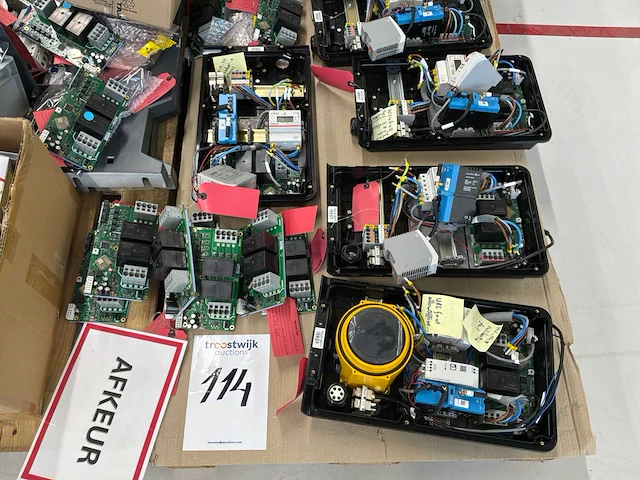 Partij afgekeurde laadpaalonderdelen en elektronische componenten - afbeelding 3 van  3