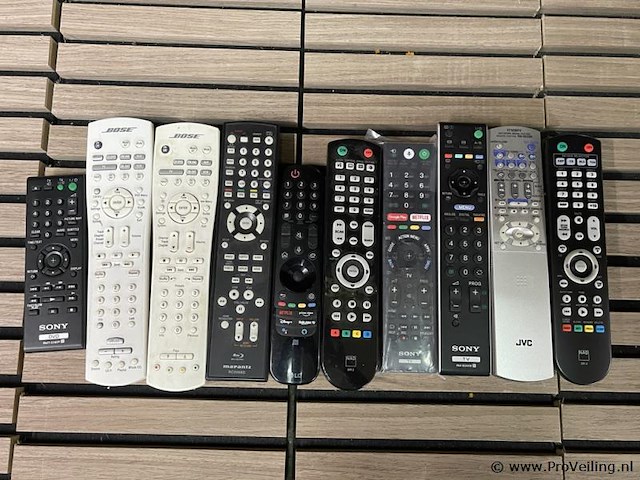 Partij afstandsbedieningen, diverse merken o.a. sony & jvc - afbeelding 1 van  1