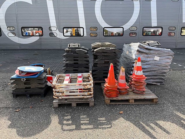 Partij afzetmaterialen - afbeelding 2 van  8