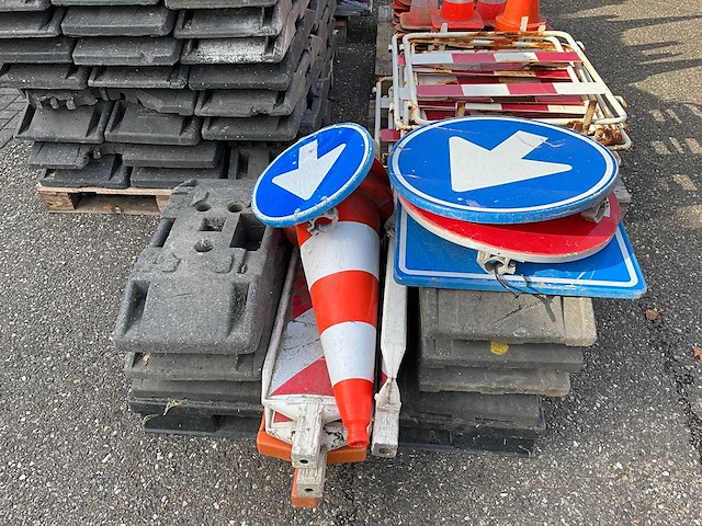 Partij afzetmaterialen - afbeelding 7 van  8