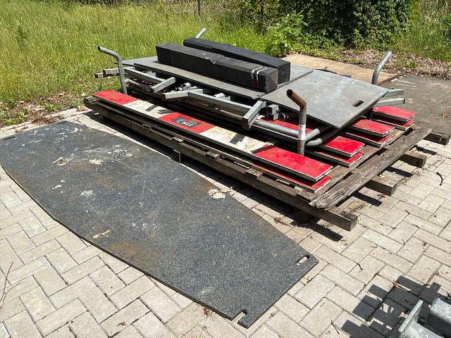Partij afzettingen & rijplaten - afbeelding 1 van  3