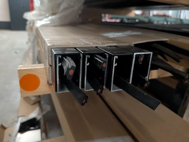 Partij aluminium en kunststof profielen - afbeelding 2 van  36