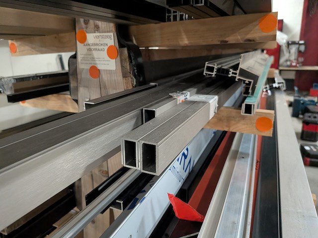 Partij aluminium en kunststof profielen - afbeelding 5 van  36