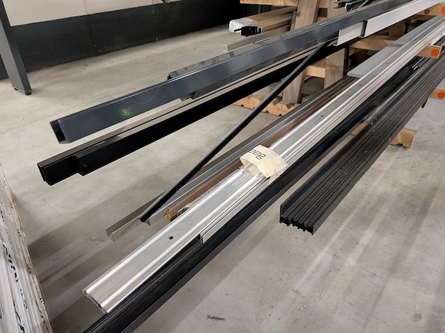 Partij aluminium en kunststof profielen - afbeelding 8 van  36