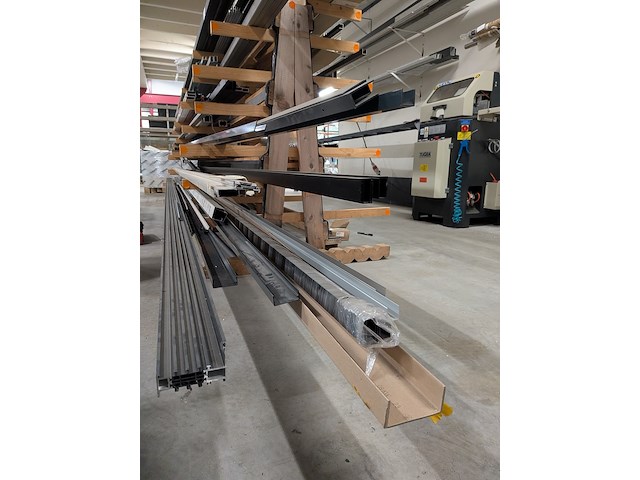 Partij aluminium en kunststof profielen - afbeelding 11 van  36