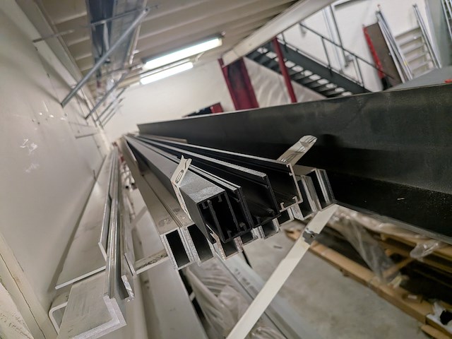Partij aluminium en kunststof profielen - afbeelding 22 van  36